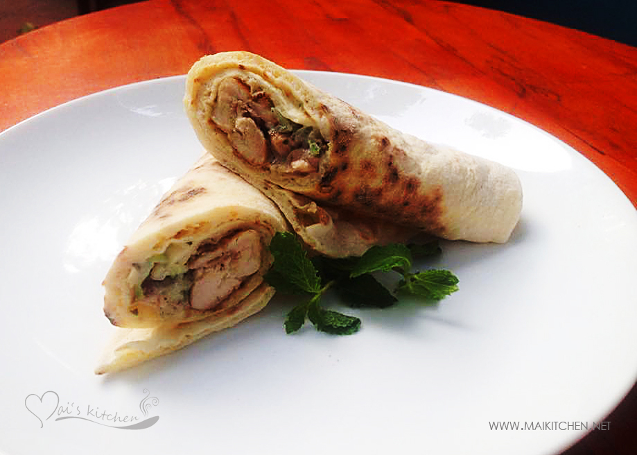  Bánh mì Pita cuộn gà nướng và sốt Taziki 