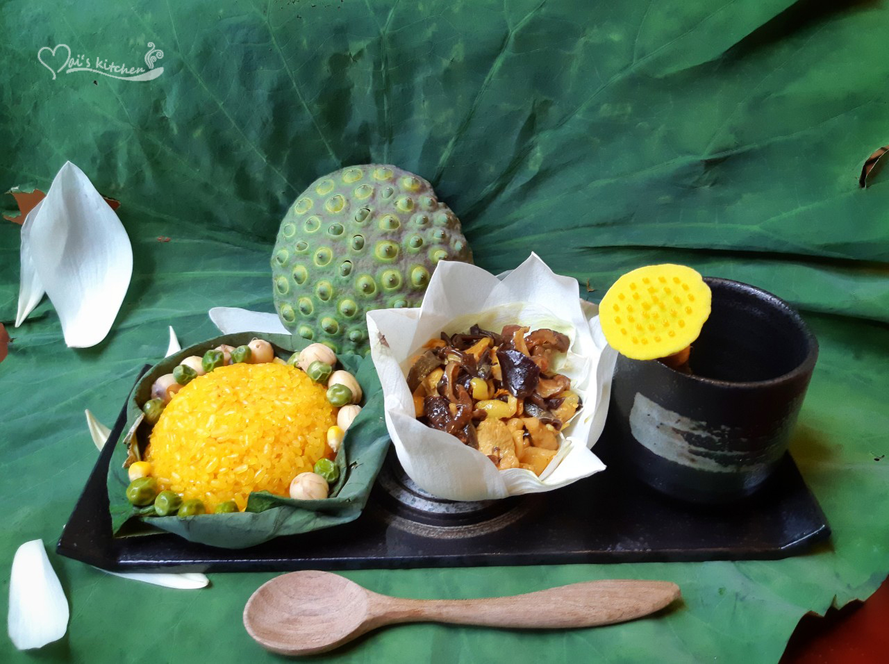 Xôi gà nấm bọc lá sen